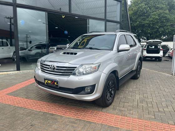 TOYOTA HILUX SW4 3.0 SRV 4X4 7 LUGARES 16V TURBO INTERCOOLER DIESEL 4P AUTOMÁTICO